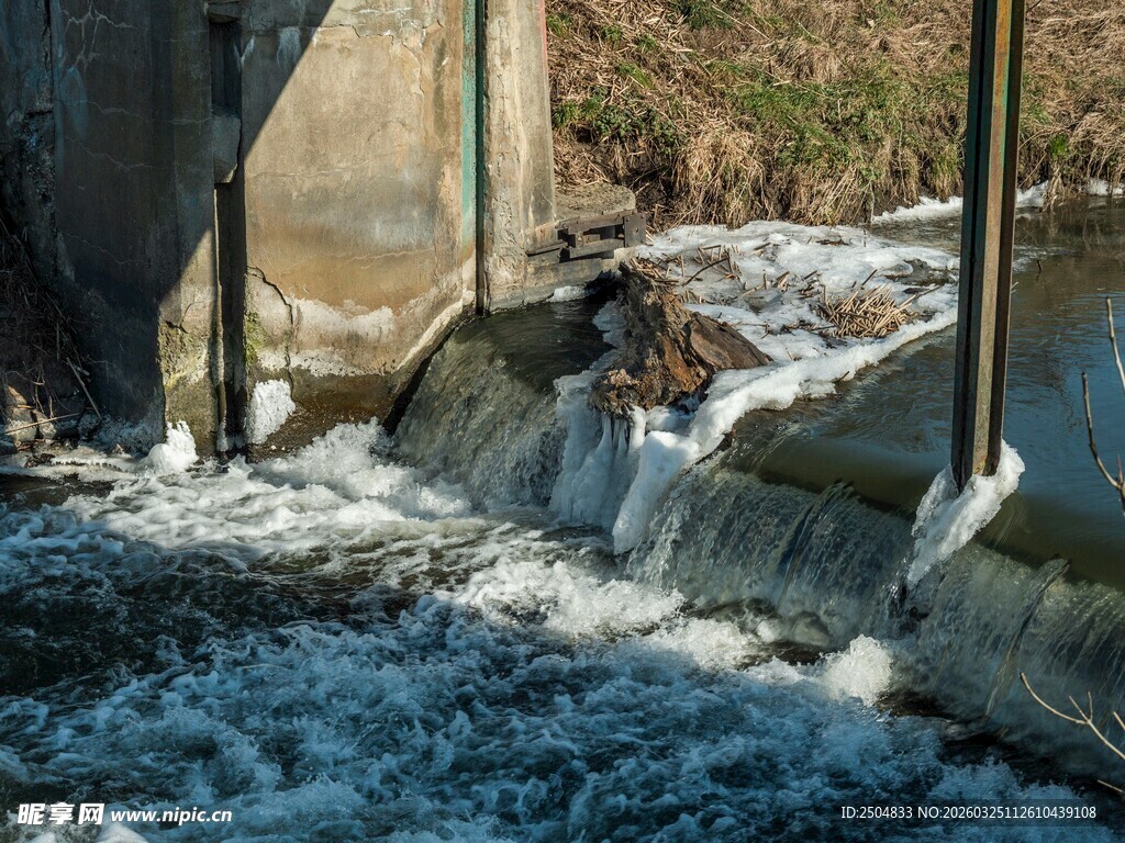 水流冲击水坝场景