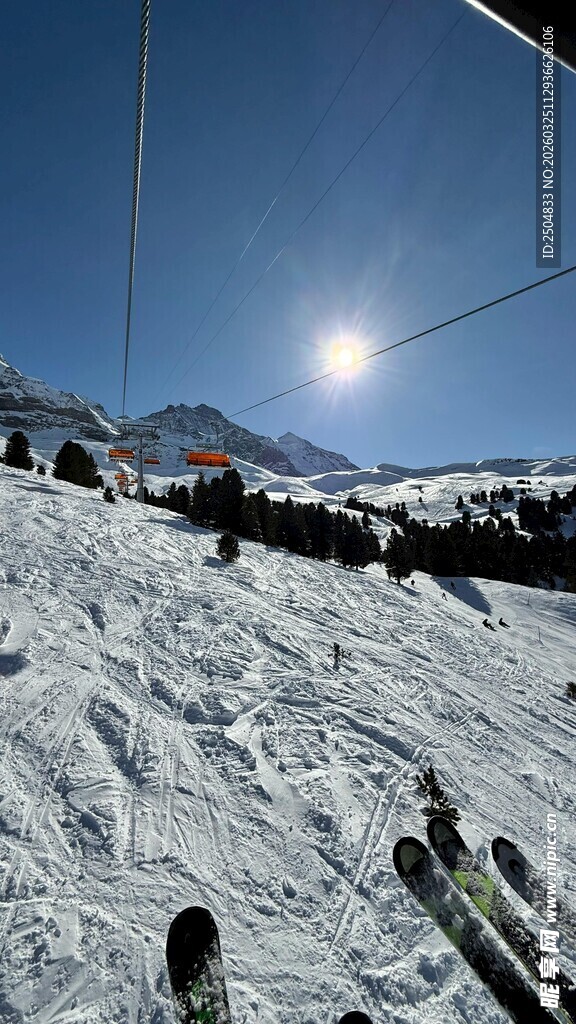雪山上的滑雪爱好者