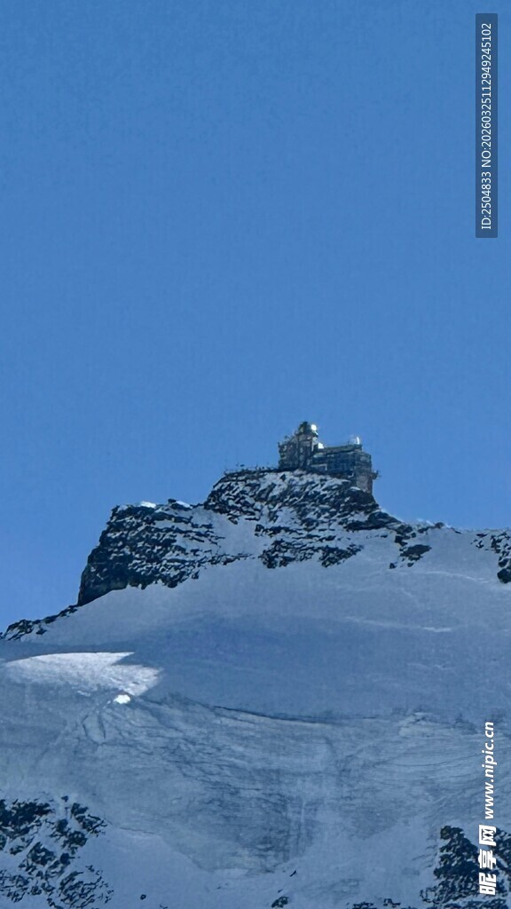 雪山之巅的壮丽建筑