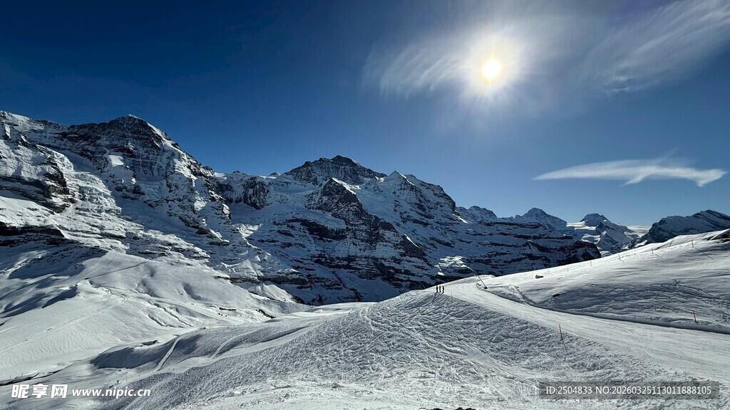 雪山美景 阳光照耀壮丽风光