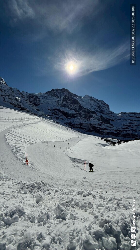 雪山风光下的徒步之旅