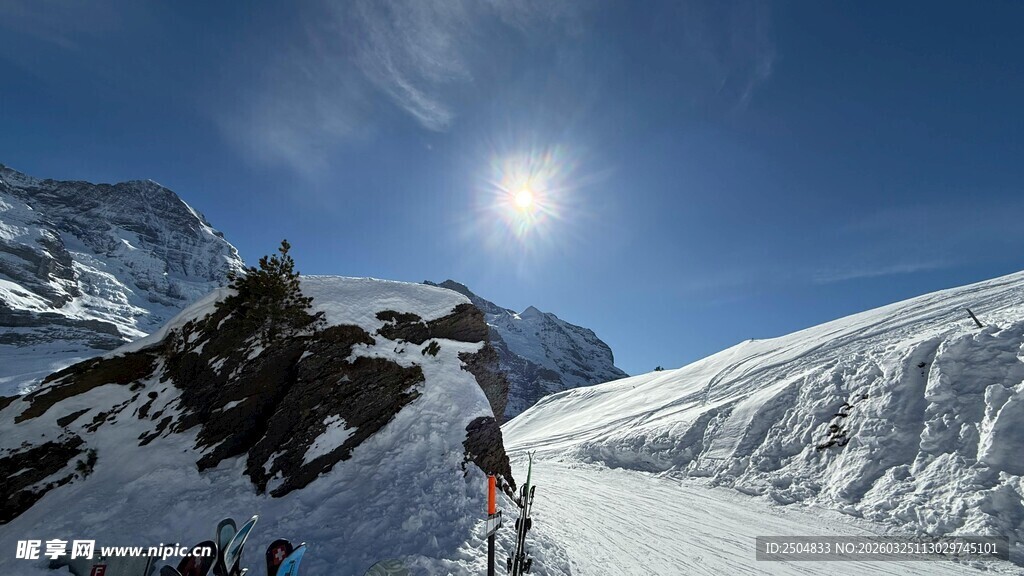 雪山徒步者的壮丽风景