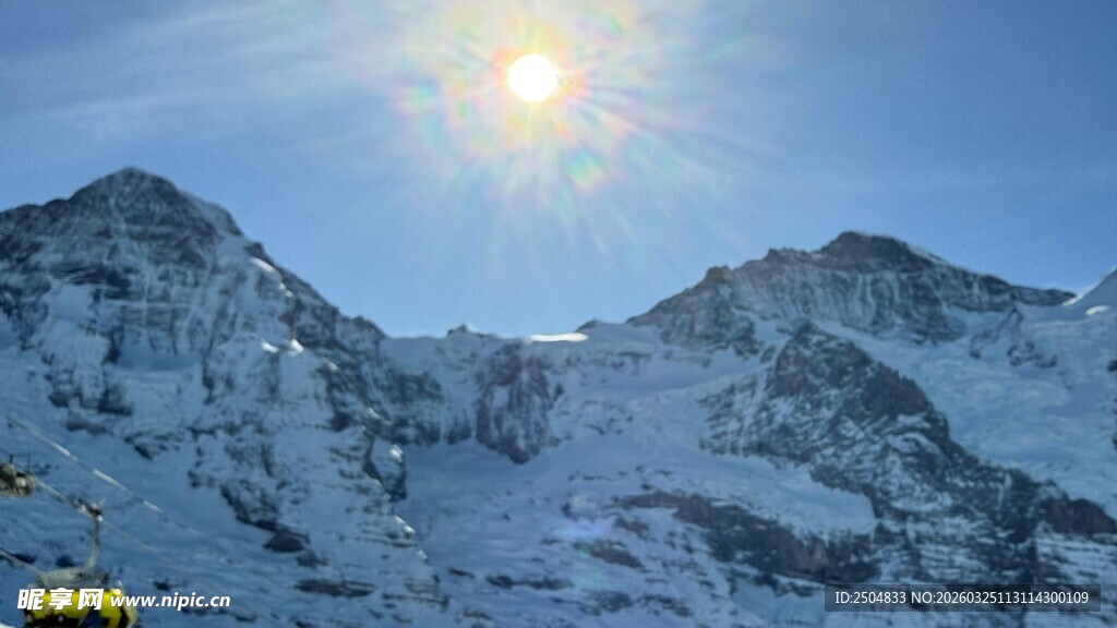 雪山暖阳下的壮丽美景