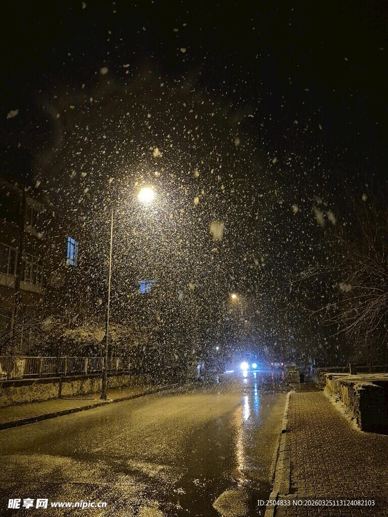 雪夜街景灯光闪烁