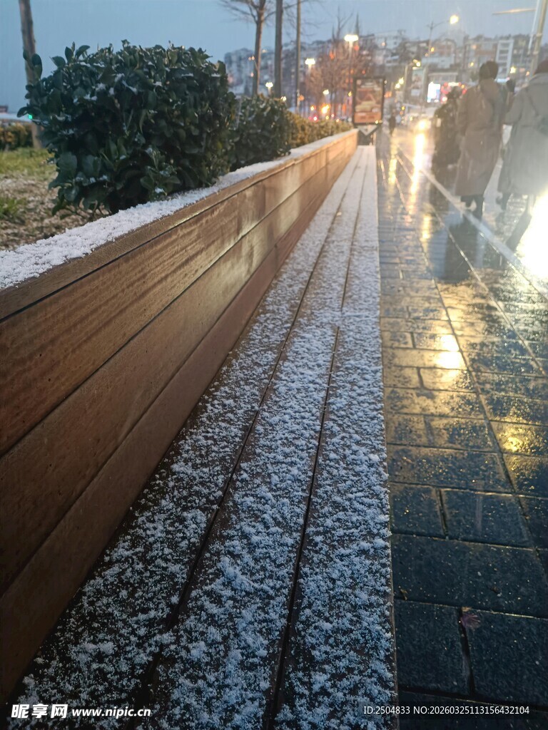 雪后城市街道的静谧景象