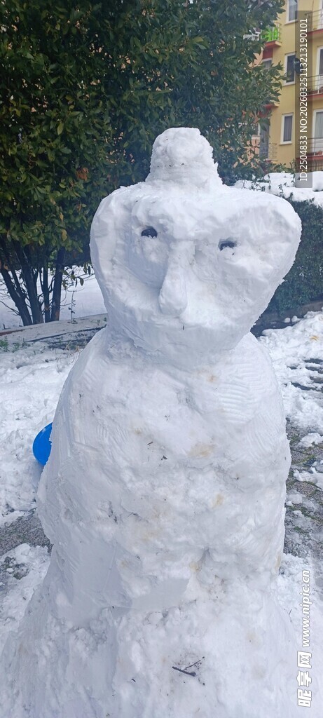 可爱雪人站立于绿植旁