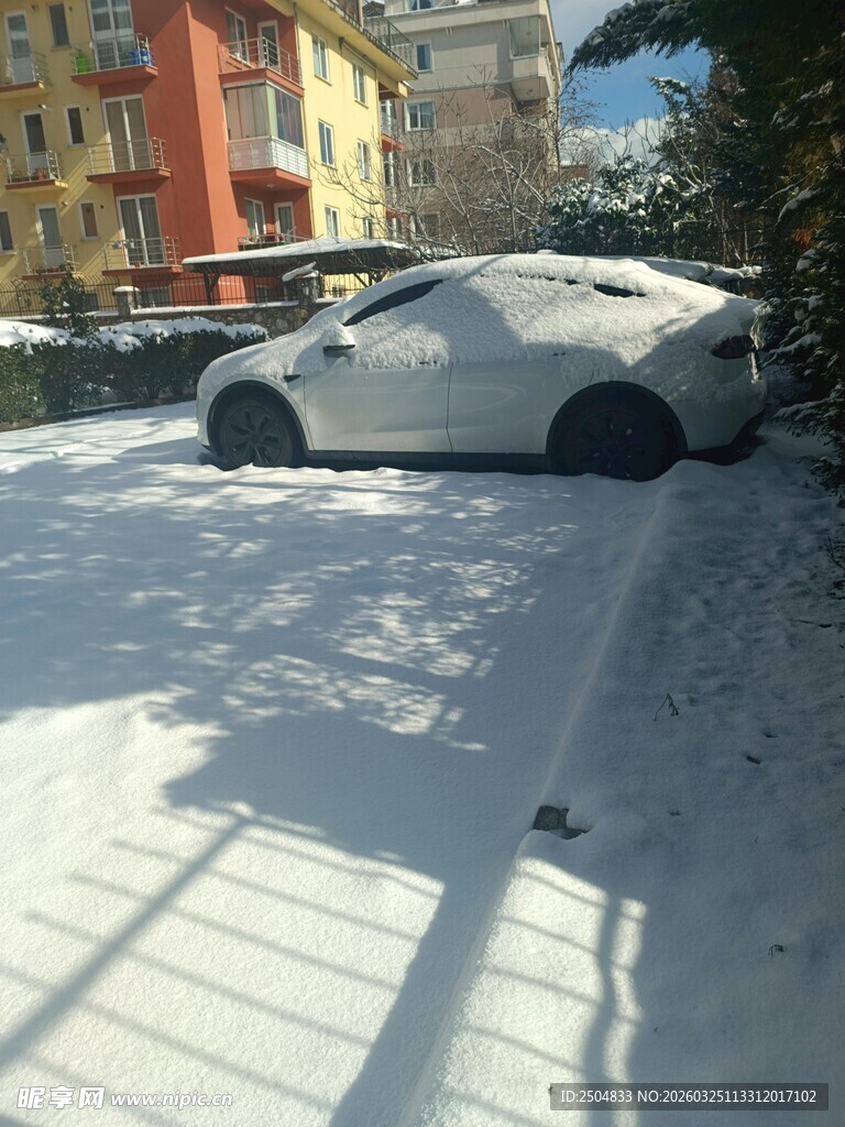 雪后街头的白色轿车