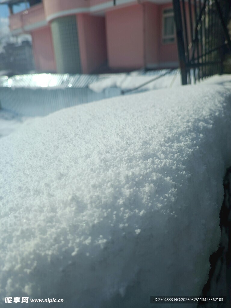 户外积雪覆盖的场景