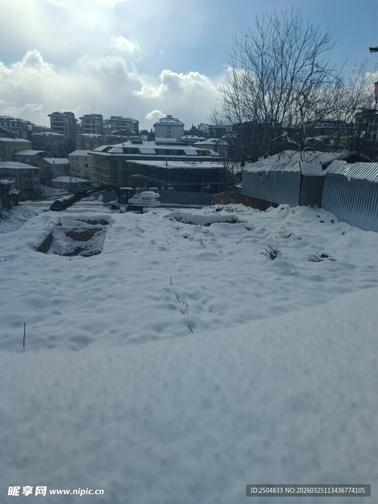 冬日雪景中的村落景象