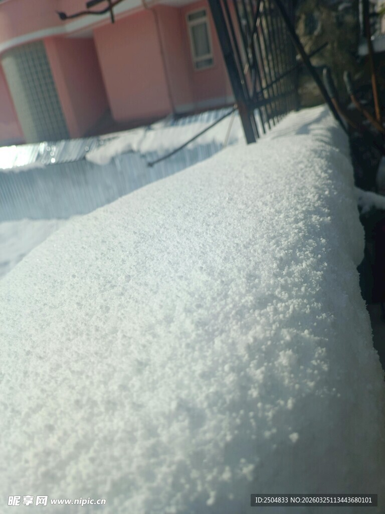 户外积雪景象