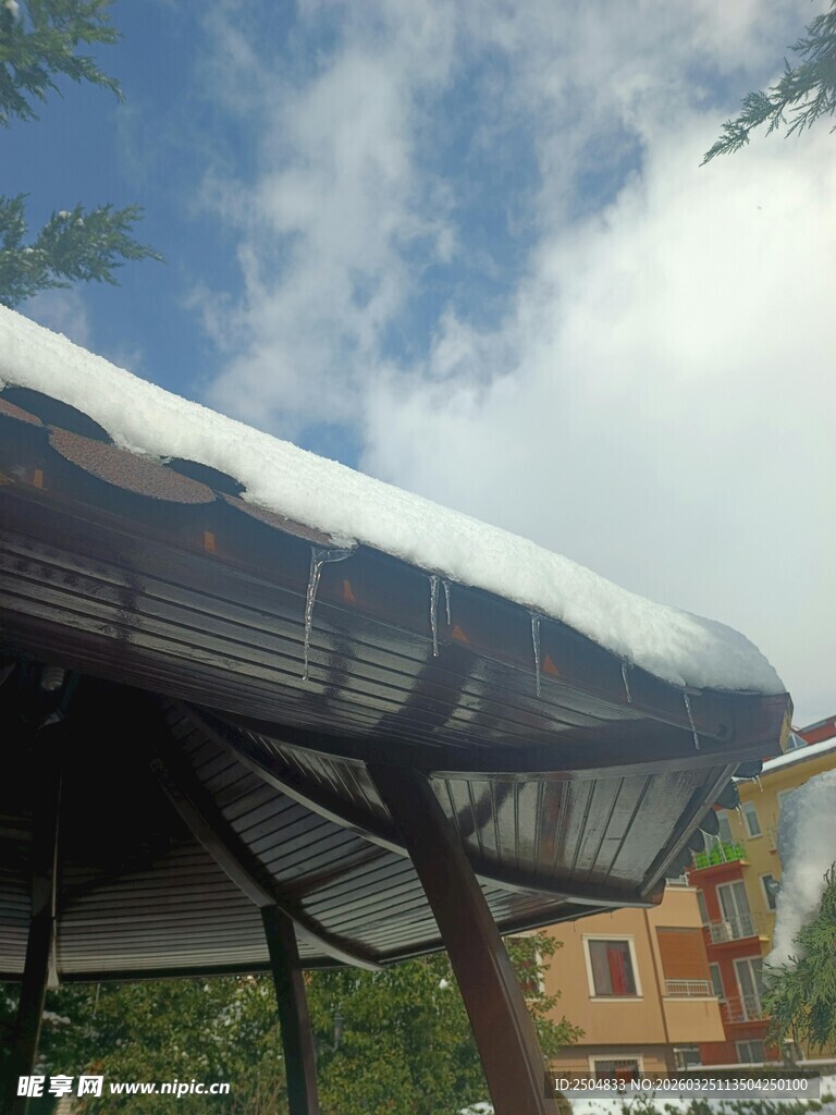 屋顶覆雪的户外场景