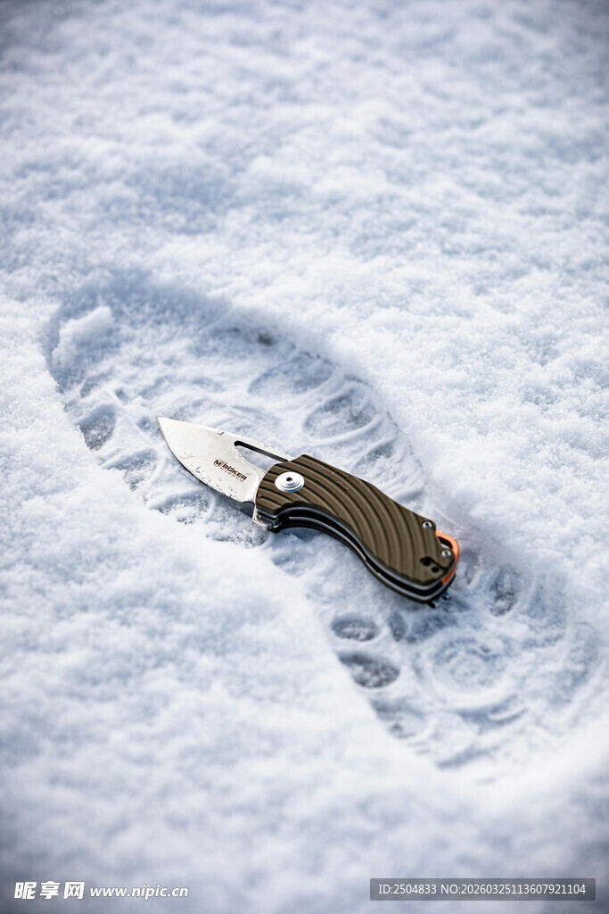 雪地中的多功能折叠工具