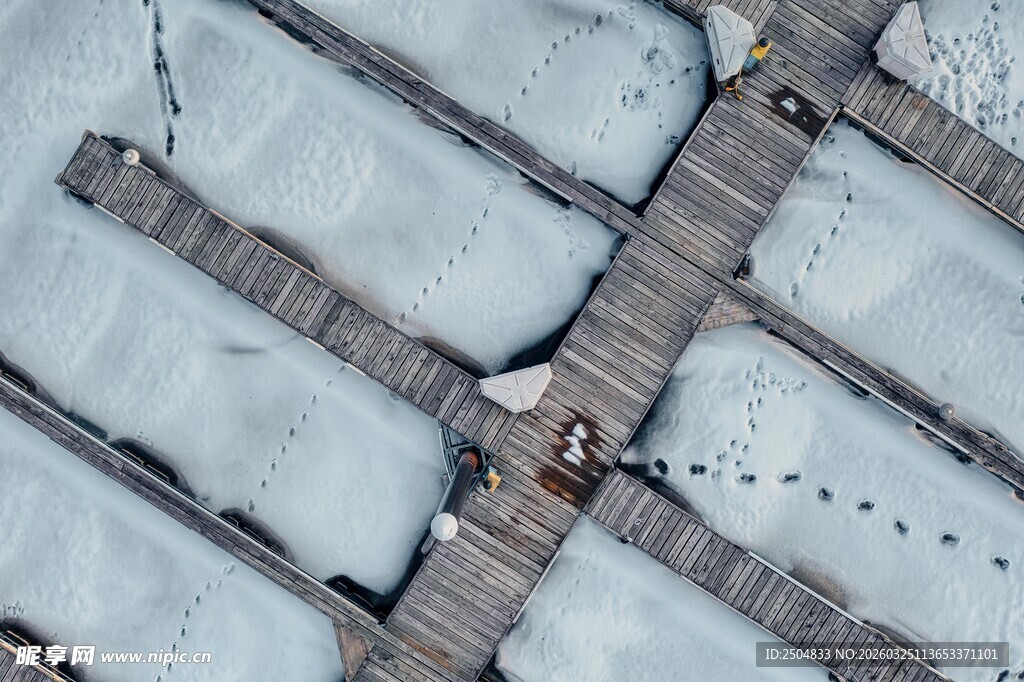 屋顶积雪覆盖的建筑景观