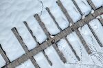 雪覆木栅栏