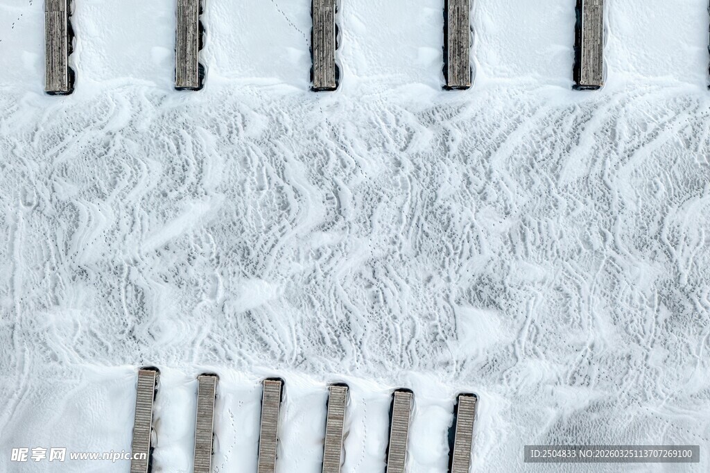 雪地中排列的金属物件