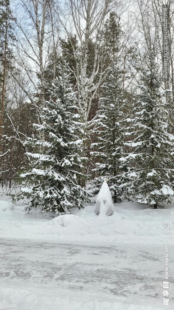 雪地中的雪人及树木景观