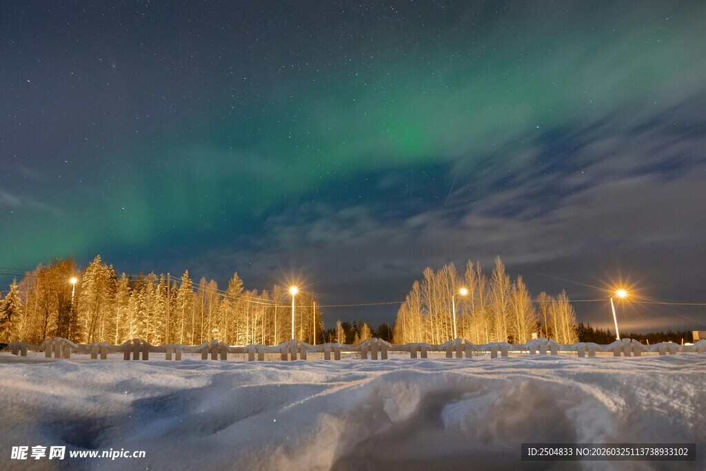 极光下的冰雪城市景观