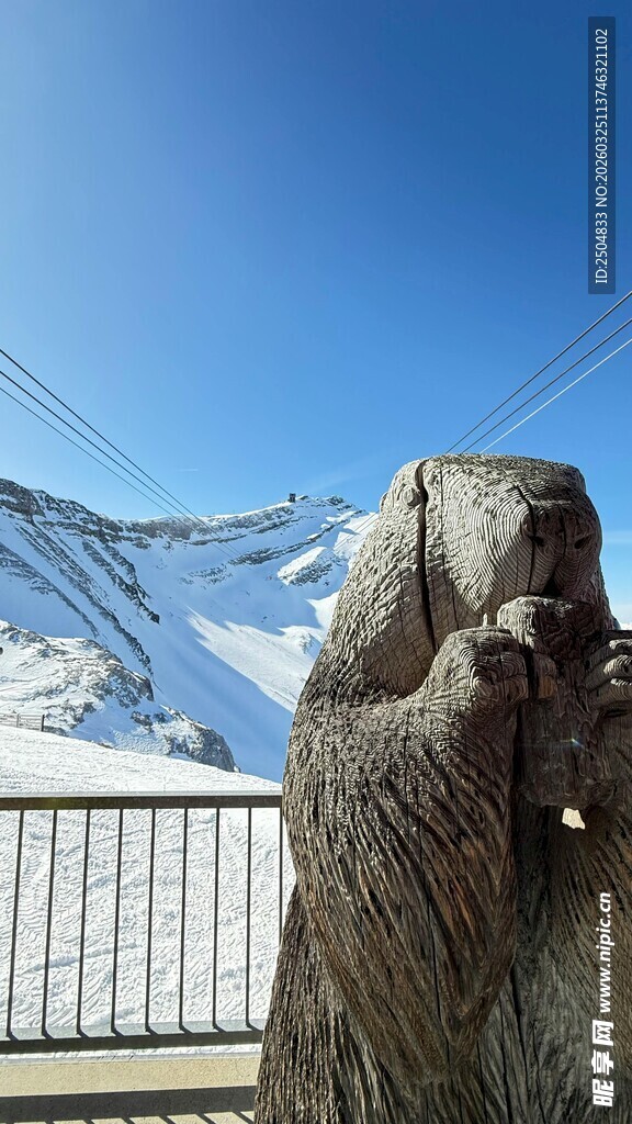 雪山旁的奇特雕塑