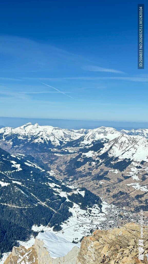 壮丽雪山山谷景观