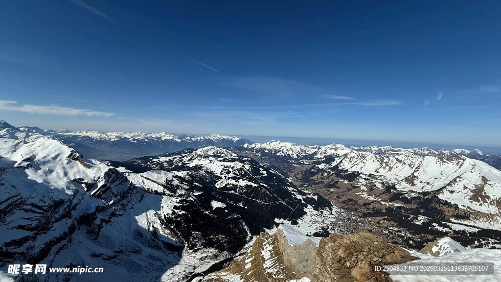 壮丽雪山全景风光