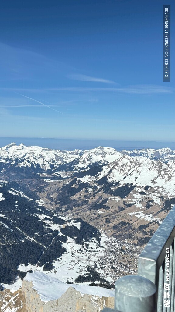 雪山壮丽景观俯瞰视角