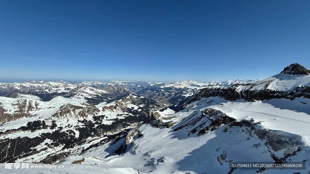 壮丽雪山全景风光