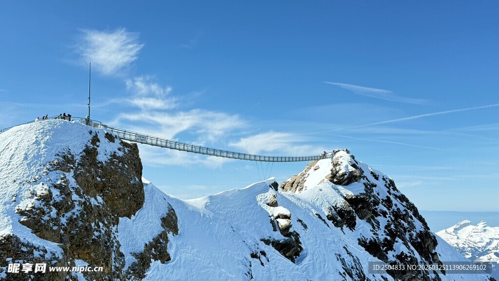 雪山之巅的悬空玻璃桥
