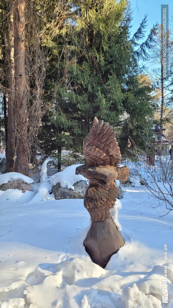 雪地中的奇特雕塑