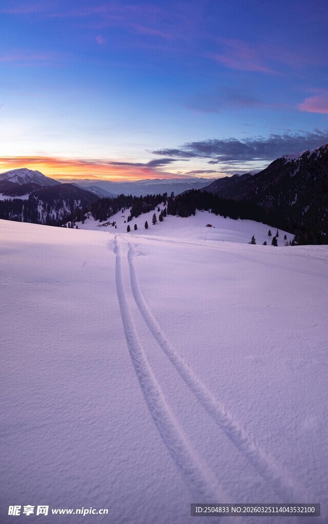 雪野车辙映绚丽晚霞