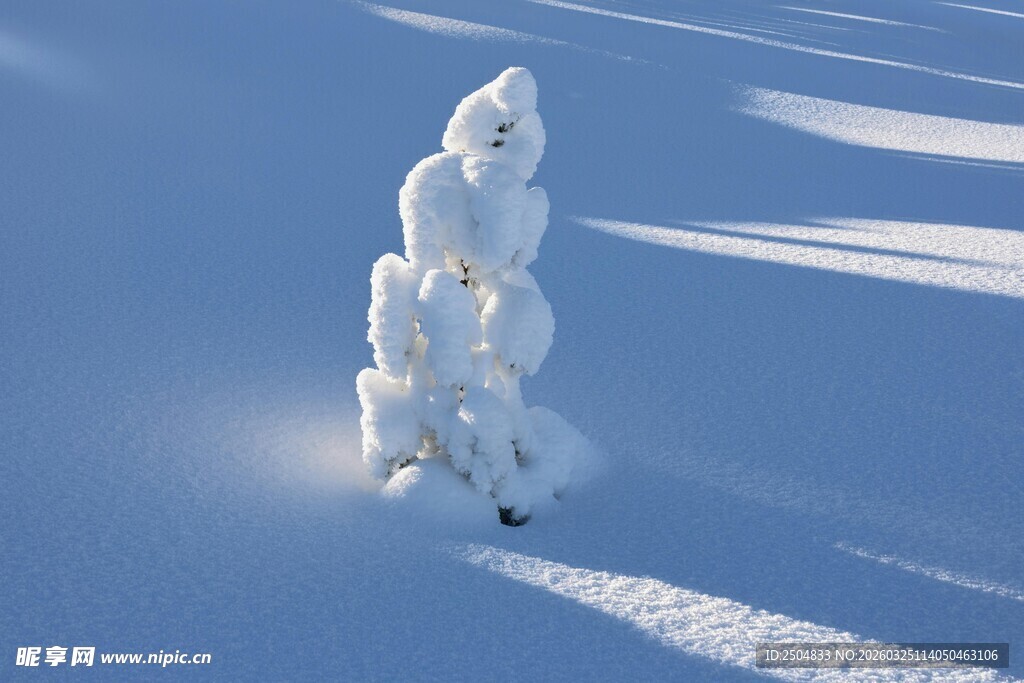 雪塑人像立于雪地