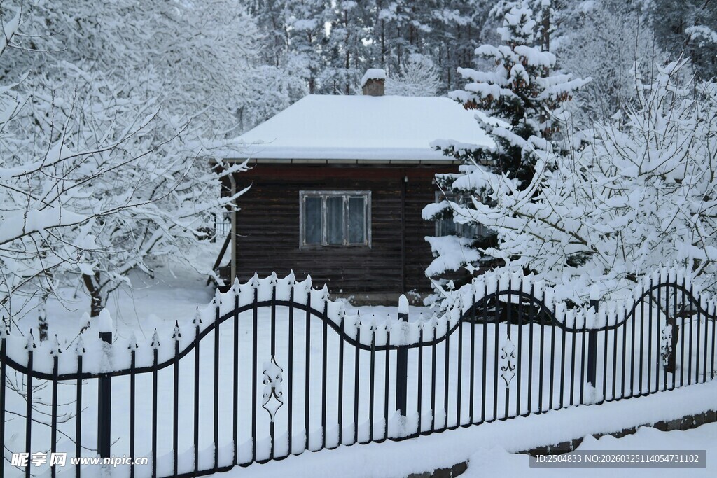 雪覆小屋与围栏的冬日美景