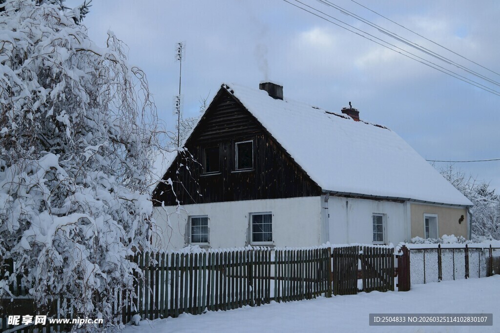 雪覆小屋的冬日静谧景象
