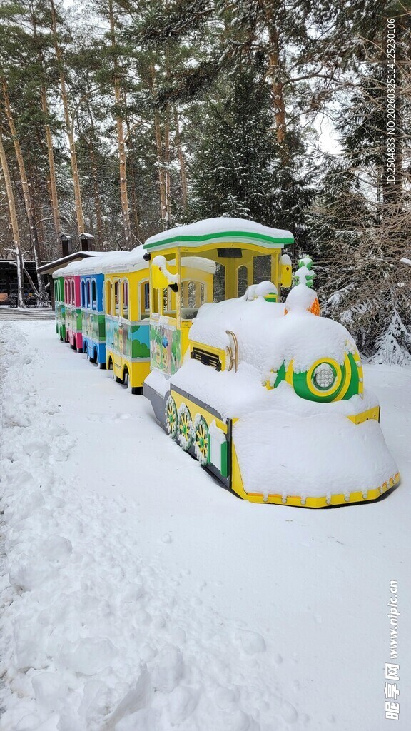 雪地中的可爱卡通小火车