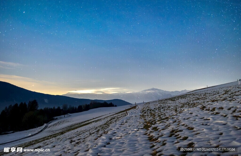 雪覆山坡的开阔自然景观