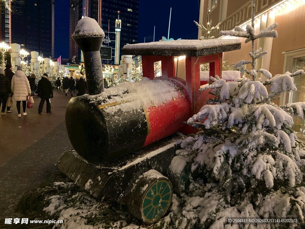 雪中复古小火车景观