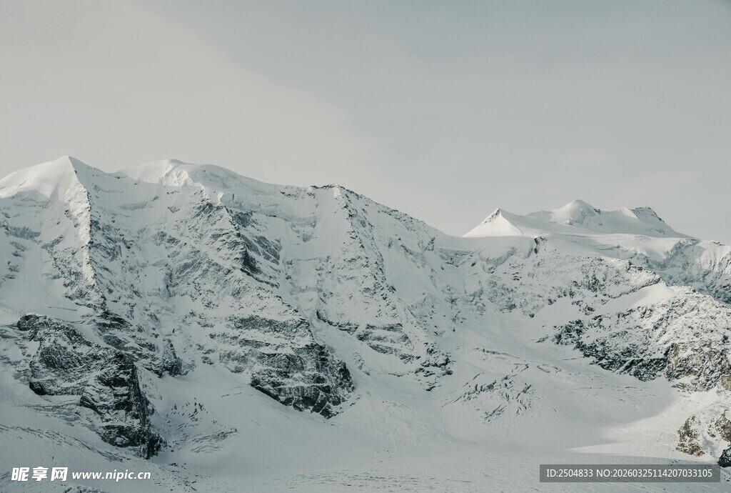 壮丽雪山景观