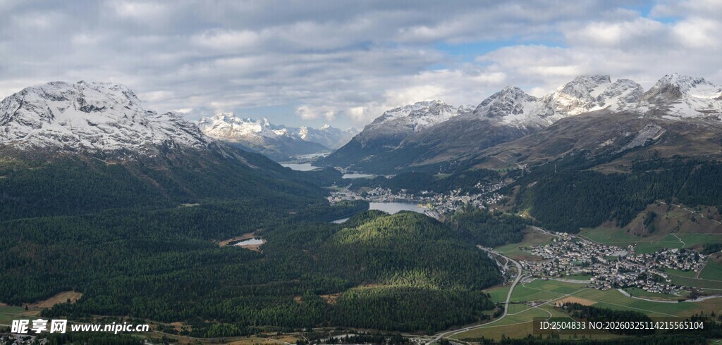 高山山谷间的美丽景致