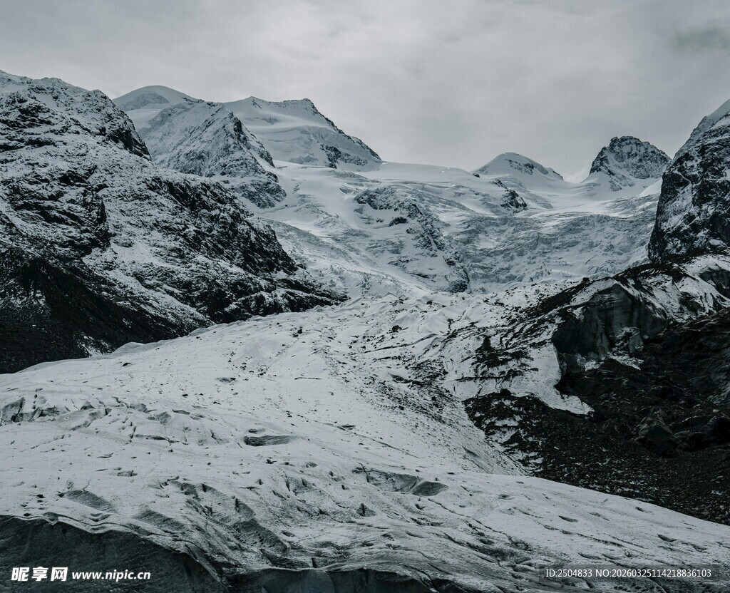 壮丽雪山景观