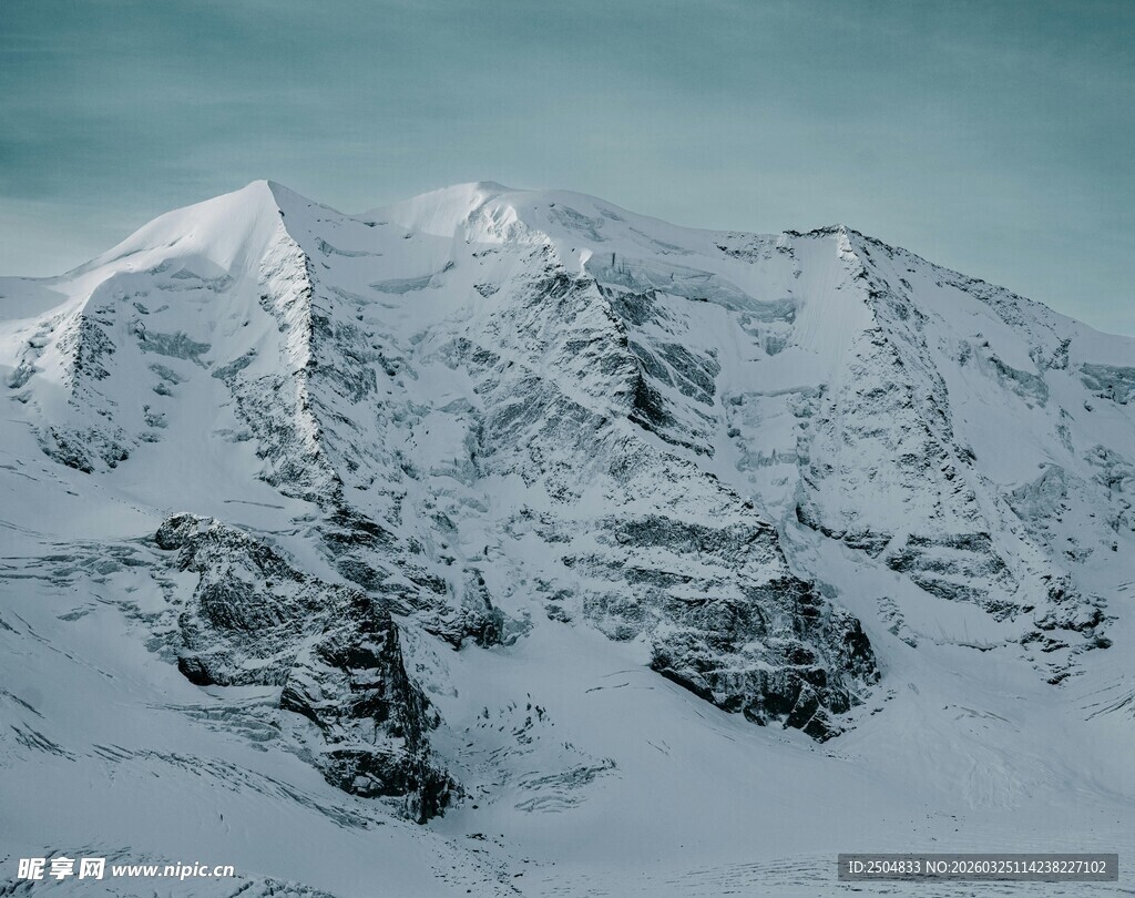 巍峨雪山壮丽景致