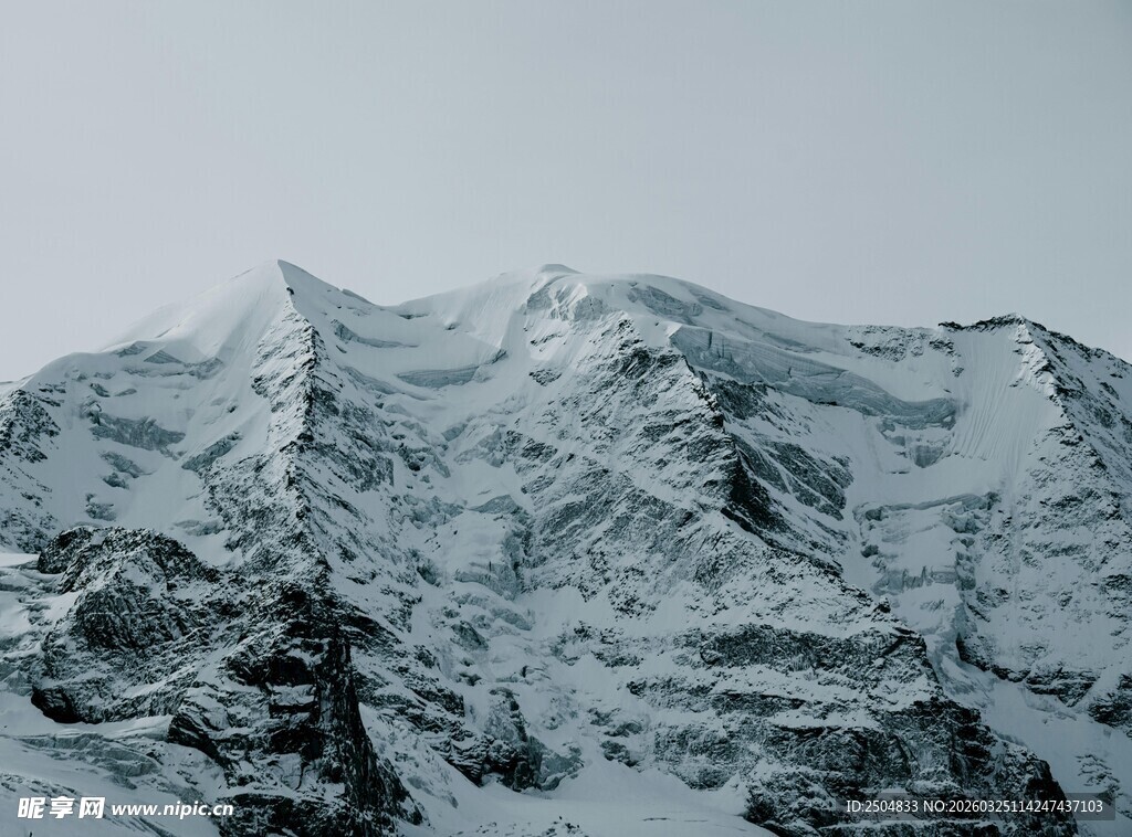 巍峨雪山壮丽景致