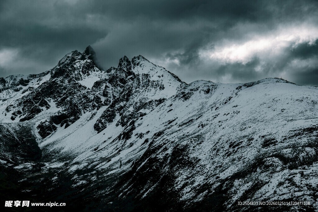 壮丽雪山 云雾缭绕之景