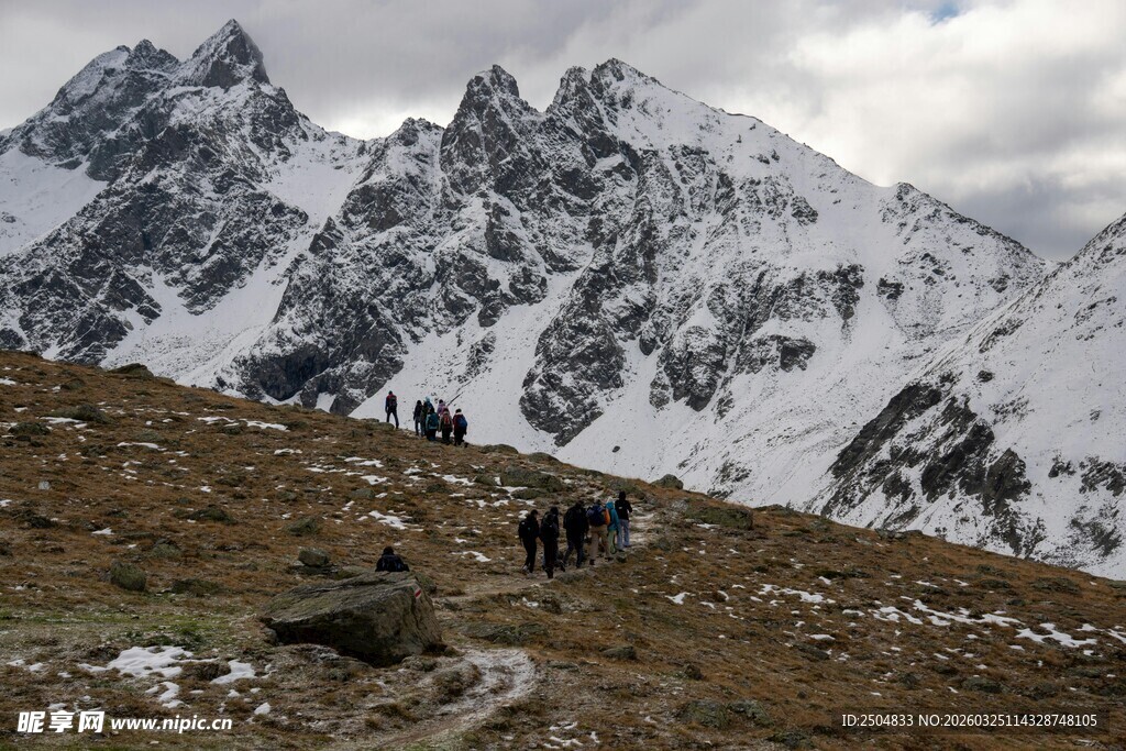 雪山下的徒步场景