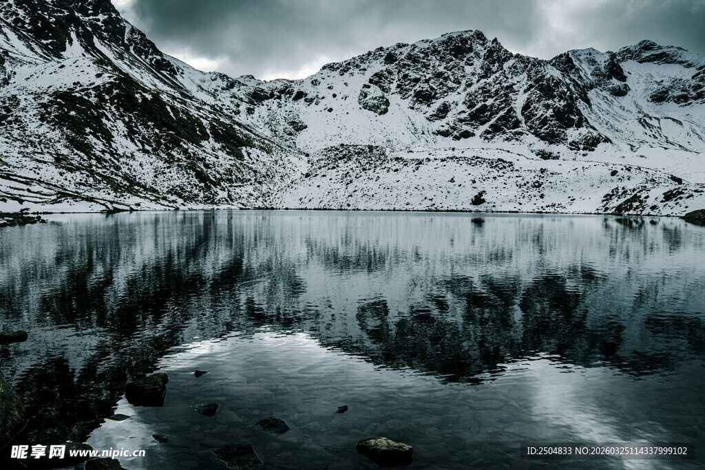雪山湖泊的静谧倒影