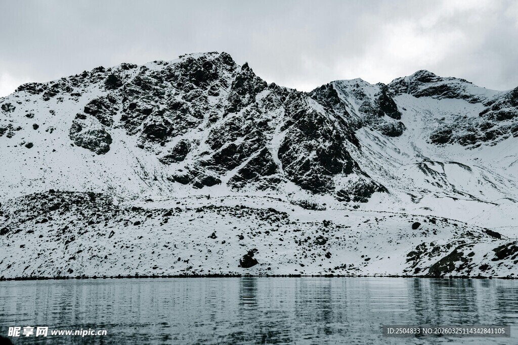 雪山映湖景 纯净自然美