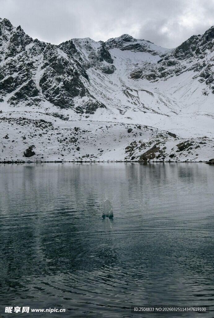 雪山下的静谧湖水