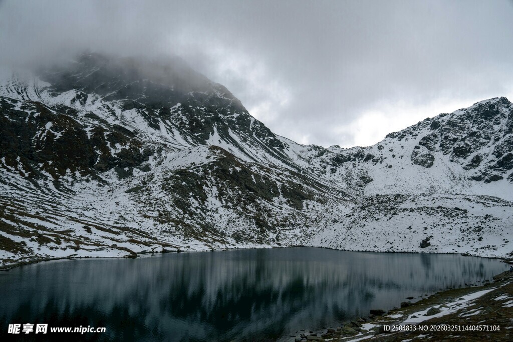 雪山下的静谧湖泊美景
