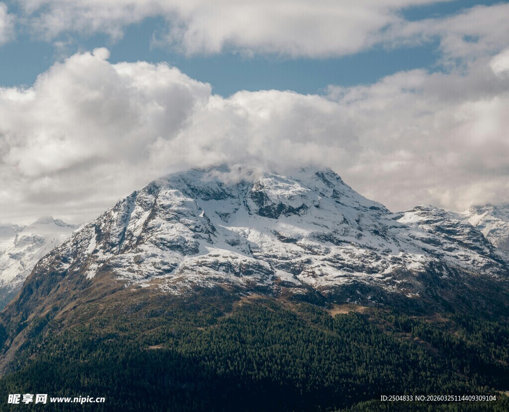 雪山风景 云雾缭绕之美