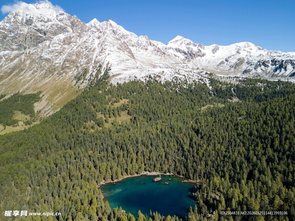 雪山环抱中的静谧蓝湖