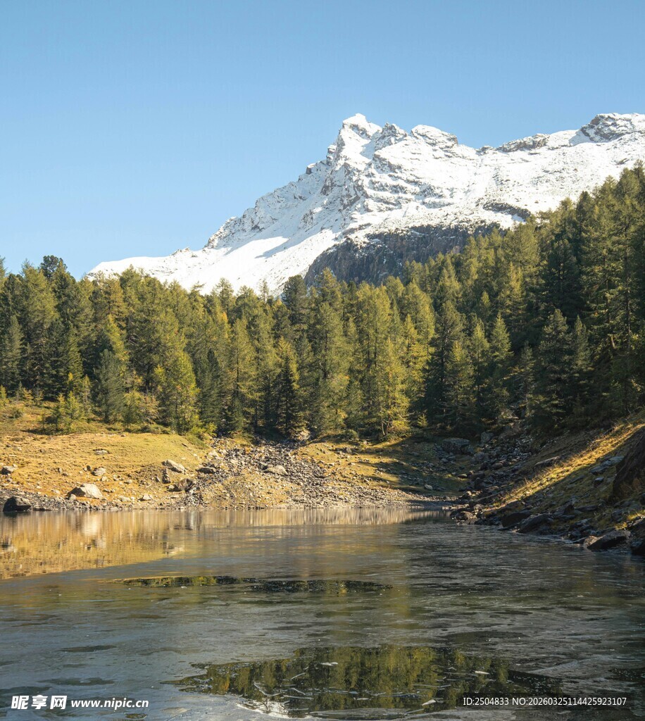 雪山湖畔的自然美景