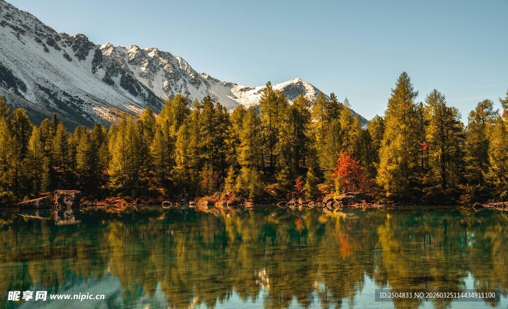 秋日山林湖畔的绝美风光